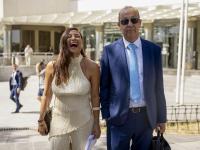 La actriz Elisa Mouliaá comparece ante los medios, junto a su abogado, tras personarse en los juzgados de Plaza de Castilla por la denuncia de Íñigo Errejón, el 24 de junio de 2026.