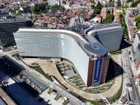 Una imagen tomada con un dron muestra la sede de la Comisión Europea, el edificio Berlaymont, en Bruselas (Bélgica), el 29 de abril de 2026.