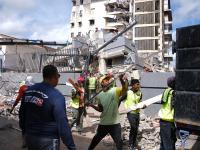 Un equipo de trabajadores retira escombros de uno de los derrumbes de Caracas tras el terremoto de Venezuela