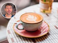 José Abellán y una taza de café