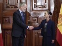 La presidenta de México, Claudia Sheinbaum, saluda al rey Felipe VI, el 25 de junio de 2026, en el Palacio Nacional en la Ciudad de México (México)