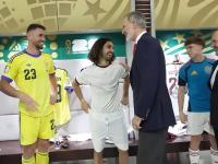 Felipe VI, al saludar a Cucurella.