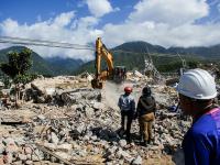 Maquinaria pesada retira los escombros de un edificio destruido por el doble terremoto en La Guaira, en Venezuela.