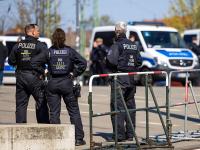 Agentes de policía en la comisaría principal de Brandeburgo (Alemania), 11 de abril de 2026, en un retén de seguridad.