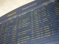 Una panel de llegadas y salida en el aeropuerto de París.