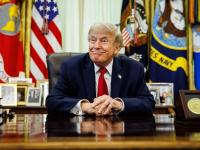 El presidente estadounidense Donald Trump, en el Despacho Oval, antes de firmar una orden ejecutiva sobre reparaciones de vehículos, el 29 de junio de 2026.