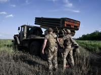 Un artillero de la 148.ª Brigada de Artillería Independiente Zhytomyr de las Fuerzas Aerotransportadas de Ucrania ajusta la mira de un sistema de lanzamiento múltiple de cohetes BM-21 Grad en el sector de Oleksandrivka