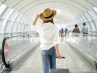 Una viajera, en un aeropuerto.
