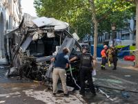 Los investigadores revisan el autobús siniestrado en Lleida, tras chocarse contra un edificio y una parada, el 1 de julio de 2026.