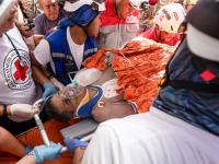 Rescatistas trasladan a un superviviente de los terremotos en Venezuela, tras ocho días bajo los escombros de un edificio y una operación de salvamento de casi 72 horas, este jueves en Catia La Mar (Venezuela).