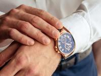 Un hombre con un reloj de lujo