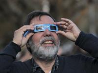 Un hombre observando un ecplise