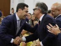 El presidente de la Junta de Andalucía, Juanma Moreno, saluda al que será su vicepresidente, Manuel Gavira (Vox).