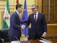Juanma Moreno y Manuel Gavira, durante la firma del acuerdo para la investidura en Andalucía