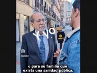WokeUp sale a la calle y pregunta a un hombre sobre la sanidad en España.