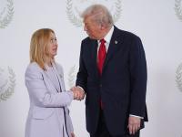El presidente de EEUU, Donald Trump, saluda a la primera ministra italiana, Giorgia Meloni, durante la cumbre sobre el acuerdo Israel-Hamás, 13 de octubre de 2025 en Sharm El Sheikh.