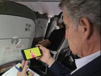 Feijoo viendo España en un avión