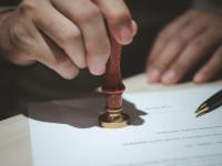 Firma de unos documentos legales