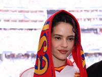 Rosalía, con la bufanda de España en la cabeza en el partido contra Austria