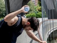Un hombre se refresca durante una ola de calor