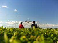 Dron sobre un campo de cultivo, en una imagen de recurso