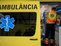 Sanitarios en una ambulancia en Cataluña, en una imagen de archivo