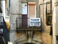 Un cartel contra el turismo.