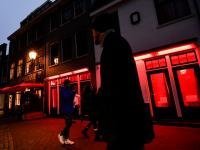 Una persona camina por el Barrio Rojo de Ámsterdam