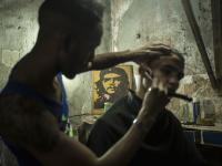 Dos personas, en una barbería en La Habana.