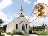 Una imagen de archivo de una iglesia blanca y otra superpuesta de una torre de monedas de oro