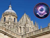Una foto de archivo de la Catedral de Salamanca y otra superpuesta de una ilustración de Inteligencia Artificial