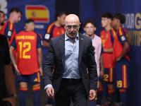 Luis de la Fuente, delante de sus jugadores antes de salir para la segunda parte del España-Bélgica