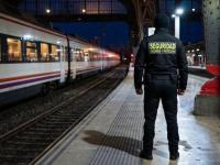 Un vigilante en una estación de tren
