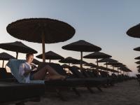Una mujer relajada en su tumbona en la playa
