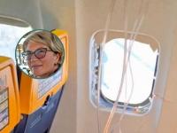 Imagen tomada de una grabación del interior del avión y en un círculo, la mujer del hombre que fue succionado por la ventanilla rota