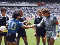 Diego Armando Maradona y Peter Shilton en las semifinales del Mundial del 86.