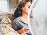 Una mujer, desesperada por el calor en una casa