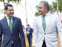 El presidente de la Junta de Andalucía, Juan Manuel Moreno, y el coordinador general del PP, Elías Bendodo; en una imagen de archivo, en la Feria de Abril de Sevilla.