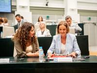 Enma López y Reyes Maroto, en el consistorio madrileño