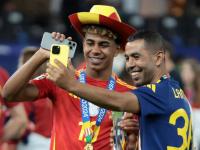 Lamine Yamal junto a su padre, Mounir Nasraoui.