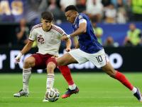 Pau Cubarsí, ante Kylian Mbappé