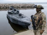 Un soldado vigila uno de los drones maritimos del ejército de Ucrania.