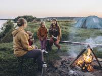 Una familia disfruta en un camping,