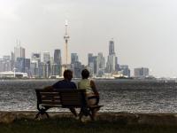Una pareja disfrutando de la brisa del lago Ontario, en Toronto (Canadá)