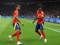 BERLIN, GERMANY - JULY 14: Nico Williams of Spain celebrates scoring his team's first goal with teammate Lamine Yamal during the UEFA EURO 2024 final match between Spain and England at Olympiastadion on July 14, 2024 in Berlin, Germany. (Photo by Richard Pelham/Getty Images)