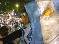 AME9682. BUENOS AIRES (ARGENTINA), 15/07/2026.- Aficionados celebran el triunfo de Argentina frente a Inglaterra en la semifinal del Mundial de la FIFA 2026 este miércoles, en Buenos Aires (Argentina). EFE/ Juan Ignacio Roncoroni