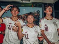 Aficionados a la selección española en un bar