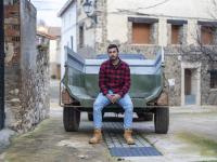 Un hombre en un pueblo.