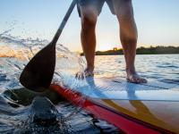 Una persona practicando paddle surf