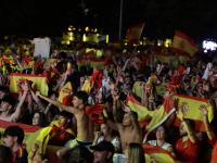 Aficionados de la selección española celebran en la plaza de Colón de Madrid